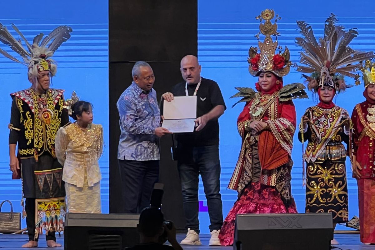 Fashion Lokal Goes Global: Kebangkitan Tenun dan Batik di Panggung Dunia 2025