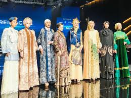 Fenomena 'Fashion Dua Jiwa' 2026: Antara Pelarian ke Uniform Modern yang Tenang, Pemberontakan Glamoratti yang Mencolok, atau Konsumen yang Terbelah Mencari Identitas?